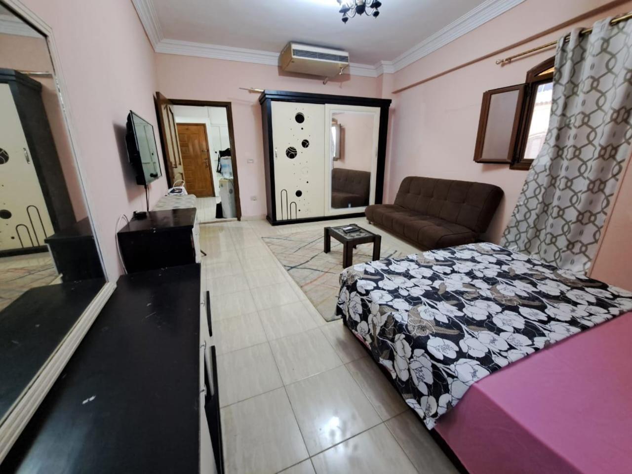 Apartment 2-bedrooms With Quiet Sitting Area In Front Of It