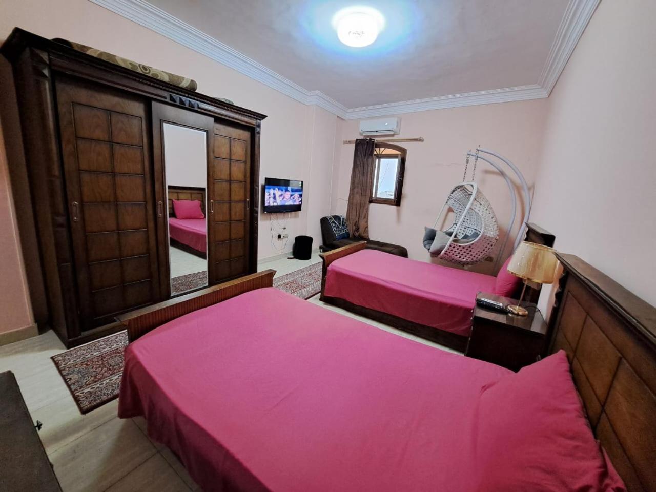 Apartment 2-bedrooms With Quiet Sitting Area In Front Of It